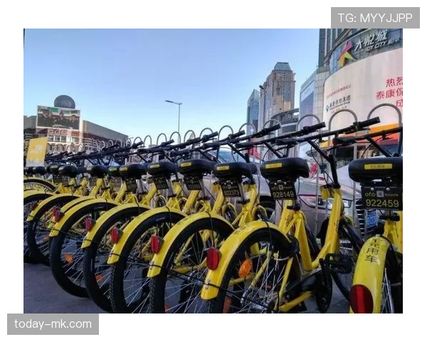 梁伟铿训练完直接去提了辆大G，教练还在骑共享单车