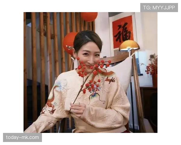 刘诗雯逛街照：手拎一个看着比我月薪还贵的包，赛场女王突然变邻家大姐