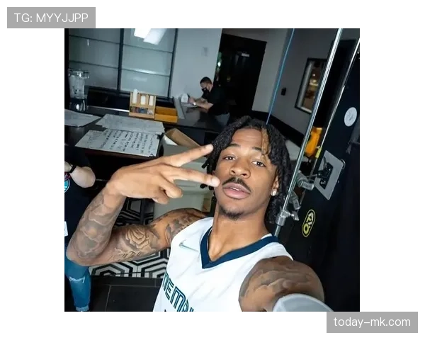 贾·莫兰特鞋子穿成那样，还真以为他是走红毯呢？